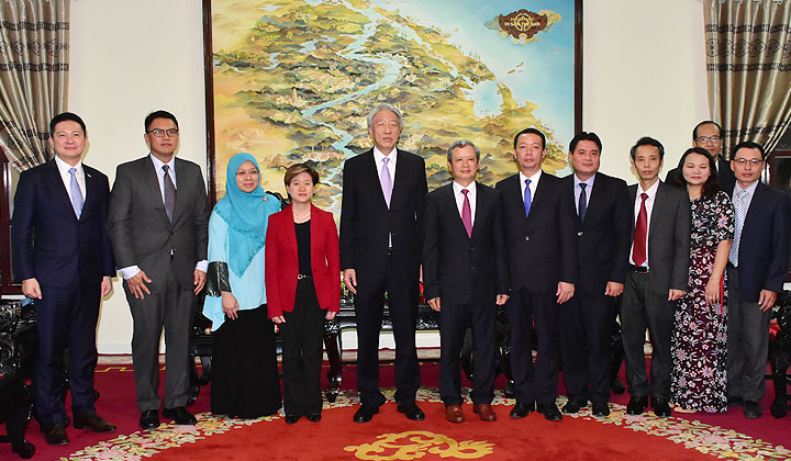 Phó Thủ tướng, Bộ trưởng Điều phối An ninh quốc gia Singapore Tiêu Chí Hiền và đoàn đại biểu cấp cao Chính phủ Singapore chụp ảnh lưu niệm với lãnh đạo tỉnh