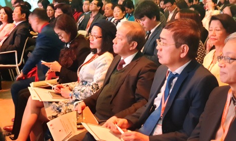 Chủ tịch UBND tỉnh Phan Ngọc Thọ (thứ 2, từ phải sang) tại diễn đàn