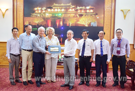 Chủ tịch UBND tỉnh Phan Ngọc Thọ tặng quà và chụp ảnh lưu niệm với đoàn công tác của Hiệp hội Eurasia