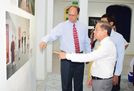 Chủ tịch UBND tỉnh Phan Ngọc Thọ và Ngài Đại sứ CHLB Đức tại Việt Nam - Christian Berger tham quan triển lãm